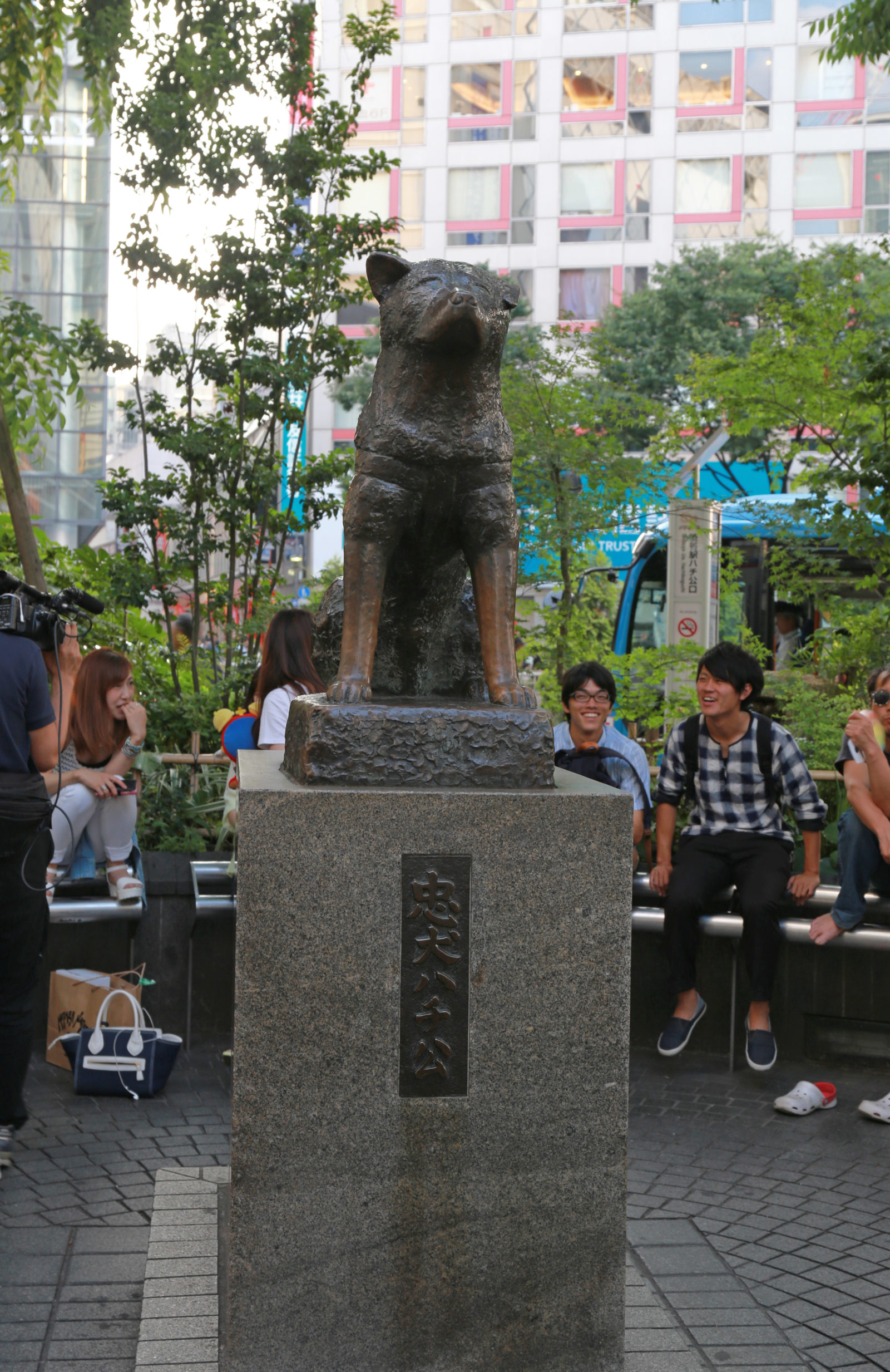 Reunion Statue of Hachiko and Professor Ueno | TiptoeingWorld