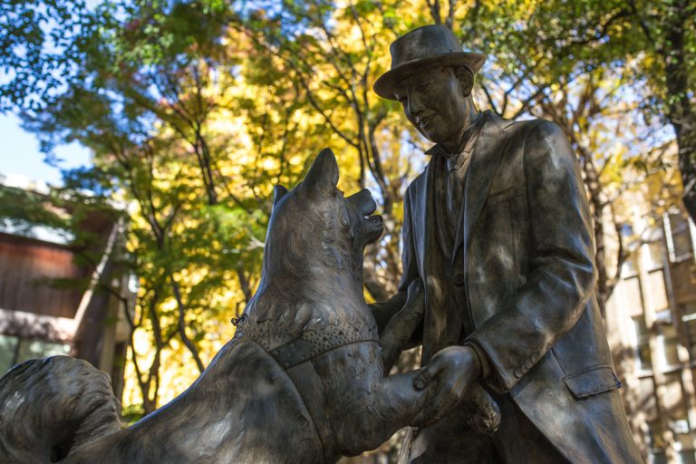 Reunion Statue of Hachiko and Professor Ueno TiptoeingWorld