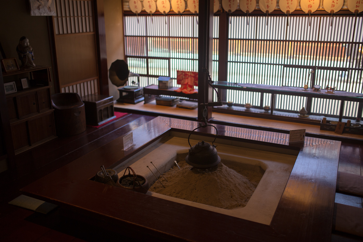 Traditional Kaikaro Teahouse In Higashi Chaya Kanazawa Tiptoeingworld